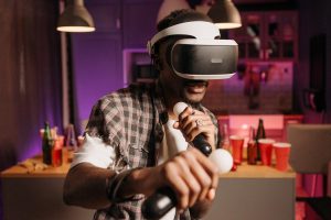 člověk hrající hry skrze virtuální realitu
