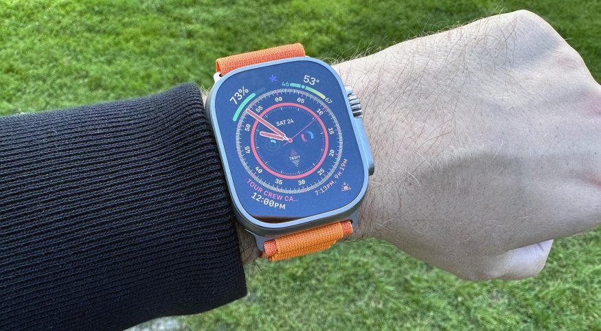 Chytré hodinky Apple Watch Ultra s oranžovým řemínkem