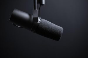 černý mikrofon