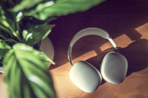 Bezdrátová sluchátka Apple AirPods Max ve stříbrné barvě