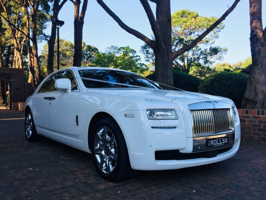 automobil rolls royce v bílé barvě