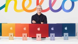 Generální ředitel Applu Tim Cook s počítači Apple iMac v řadě barevných variant