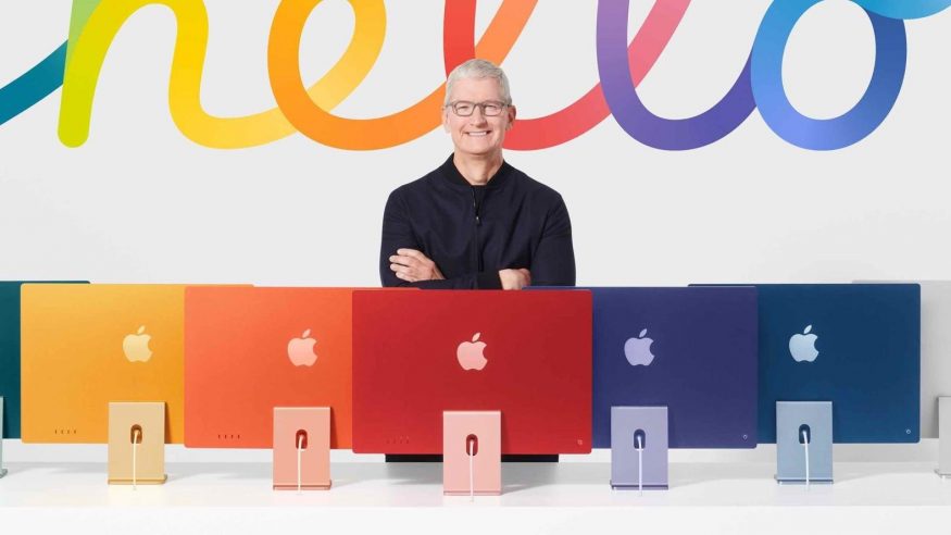 Generální ředitel Applu Tim Cook s počítači Apple iMac v řadě barevných variant Generální ředitel Applu Tim Cook s počítači Apple iMac v řadě barevných variant