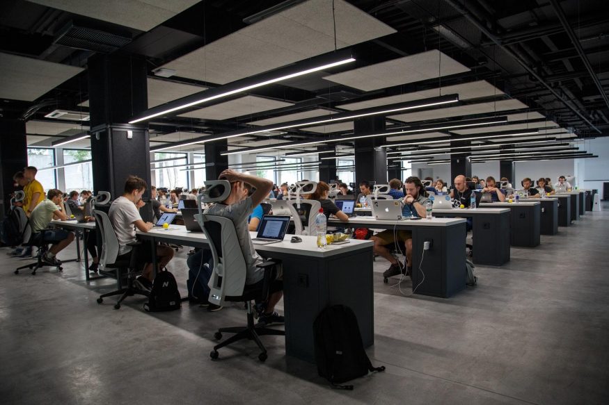 pracovna facebook meta společnost people doing office works
