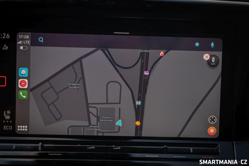 10" displej infotainmentu umí bezdrátově Apple CarPlay i Android Auto.