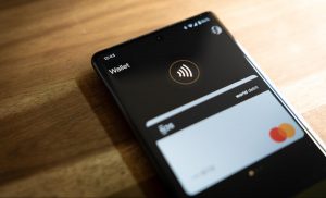 telefon s androidem s platební aplikací