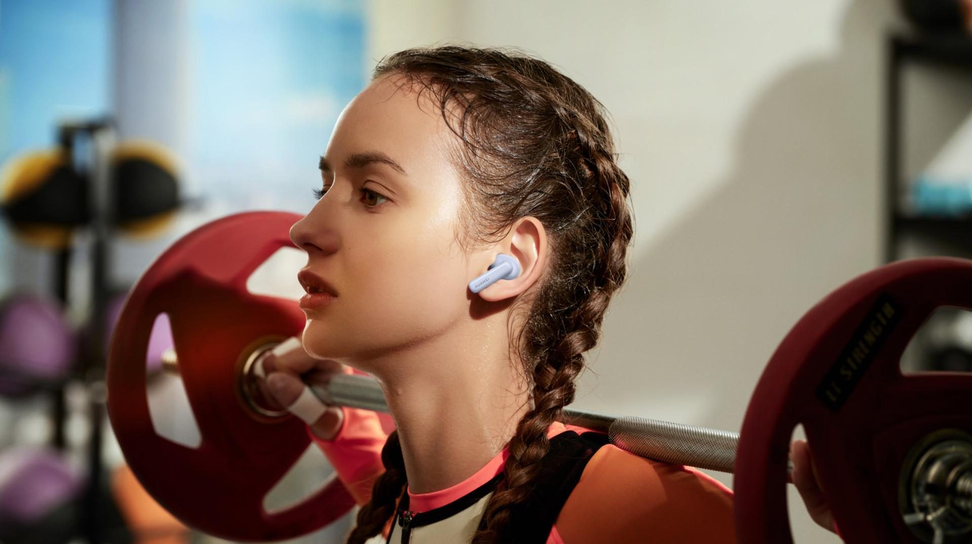 MKT Audio Series Creative Lifestyle Shot HQ MKT FreeBuds 5i KSP Shot Blue Gym AEM JPG 20220505
