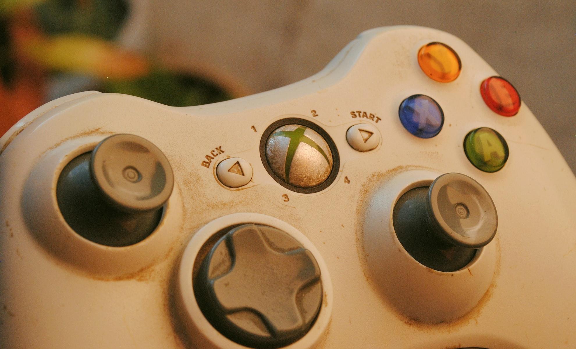 bílý herní ovladač konzole Xbox 360