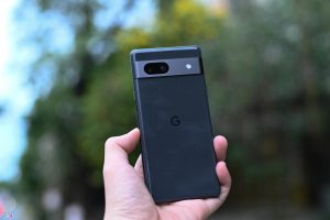 Smartphone Google Pixel 7a v černé barvě