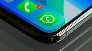 Smartphone s ikonkou aplikace WhatsApp