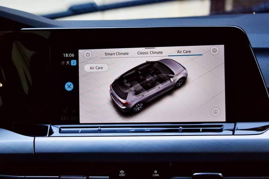 Dotyková lišta klimatizace pod displejem VW Golfu 8 Dotyková lišta klimatizace pod displejem VW Golfu 8