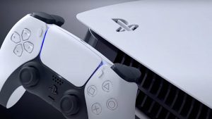 Gamepad DualSense a část herní konzole Sony PlayStation 5