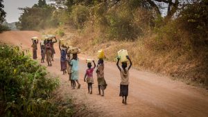 skupina lidí nesoucí vodu v africe