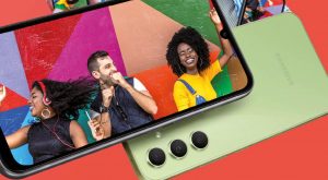 Lifestylový snímek zelené varianty smartphonu Samsung Galaxy A24