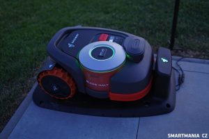 Sekačka Segway Navimow v nabíjecí stanici