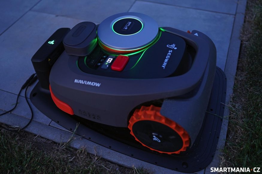 Segway Navimow v nabíjecím doku Segway Navimow v nabíjecím doku