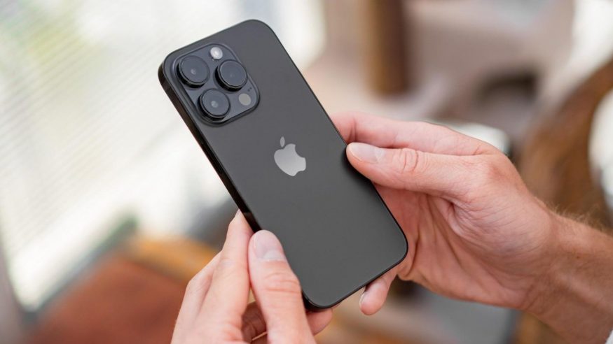 iPhone 14 Pro v rukách uživatele iPhone 14 Pro v rukách uživatele