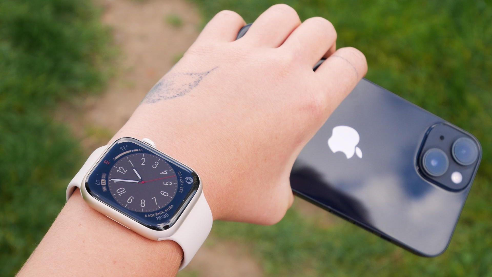 Chytré hodinky Apple Watch Series 8 na ruce uživatele