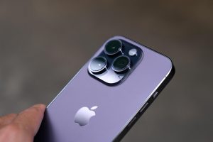 Fialový iPhone 14 Pro Max v rukách uživatele