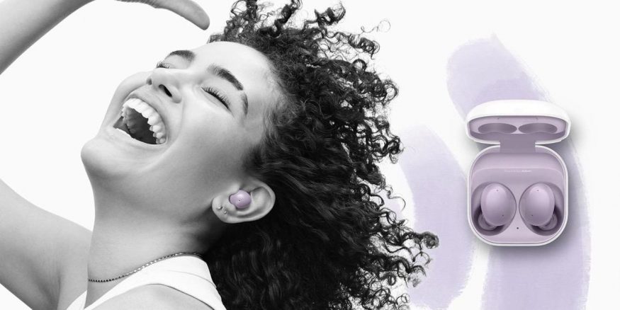 Veselá žena vedle fialových sluchátek Samsung Galaxy Buds