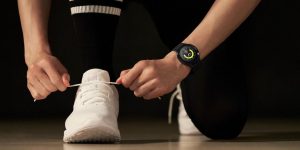 Muž zavazující si tkaničky s hodinkami Samsung Galaxy Watch na zápěstí