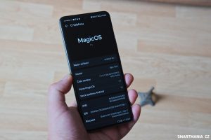 Pohled do systému telefonu Honor 90