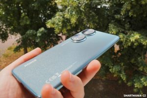 Detail zakřivení telefonu Honor 90