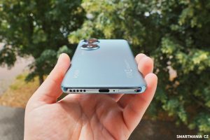 Detail nabíjecího portu telefonu Honor 90
