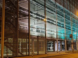 2× přiblížená noční fotografie z hlavního fotoaparátu telefonu Honor 90
