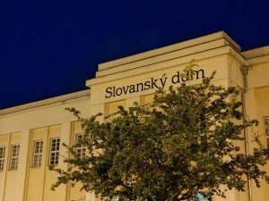 2× přiblížená noční fotografie z hlavního fotoaparátu telefonu Honor 90