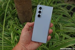 Samsung Galaxy Z Fold 5 v zavřeném stavu (zadní strana)