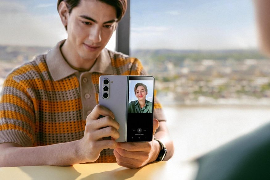 Samsung Galaxy Z Fold 5 na oficiálním snímku Samsung Galaxy Z Fold 5 na oficiálním snímku