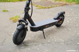 Koloběžka Sencor Scooter S70 na stojanu
