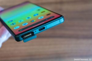 Slot na microSD a nanoSIM kartu v telefonu Sony Xperia 1 V