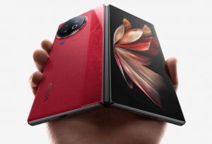 Ohebný smartphone Vivo X Fold 2 v červené barvě