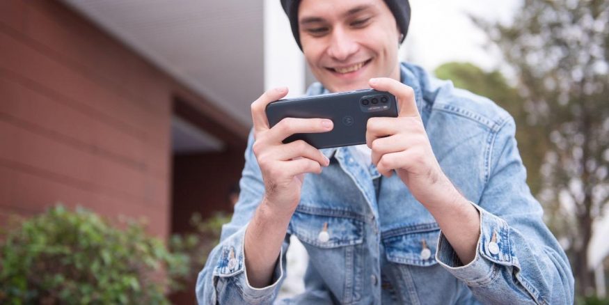 Muž držící smartphone Motorola G31