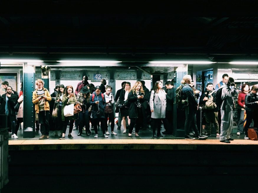 Skupina lidí čekající na metro ve městě New York