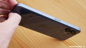 Boční strana Nothing Phone (2)