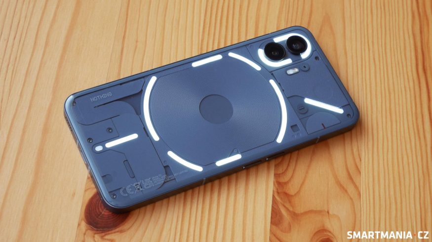 Nothing Phone 2 s osvětlením Glyph
