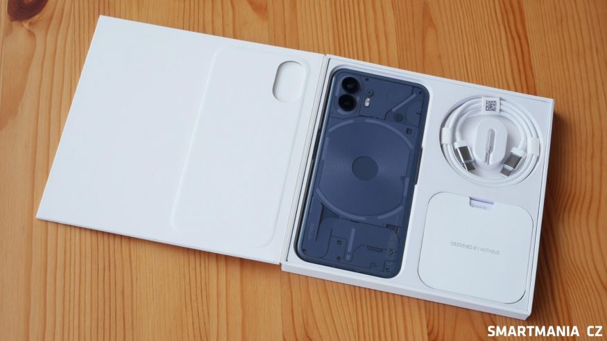 Střídmé balení Nothing Phone (2)
