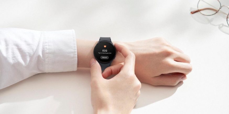 Člověk s chytrými hodinkami Samsung Galaxy Watch 5