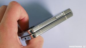 Detailní pohled na boky Samsungu Galaxy Z Flip 5