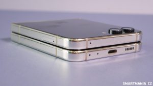 Detailní pohled na boky Samsungu Galaxy Z Flip 5