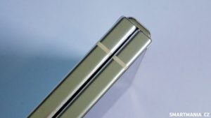 Detailní pohled na boky Samsungu Galaxy Z Flip 5