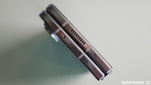 Galaxy Z Fold 5 a prostor mezi oběma polovinami