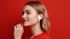 Žena v červeném s bílými sluchátky v uších