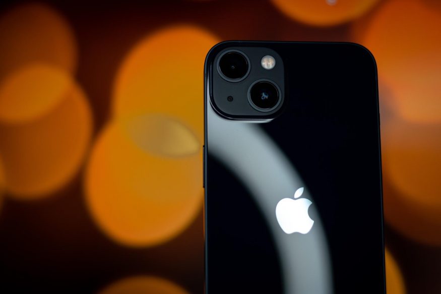 Smartphone iPhone 14 v černé barvě