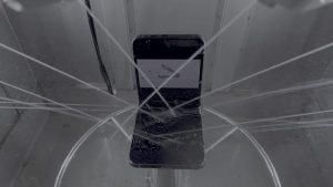 Testování odolnosti vůči vniknutí vody u Galaxy Z Flip 5