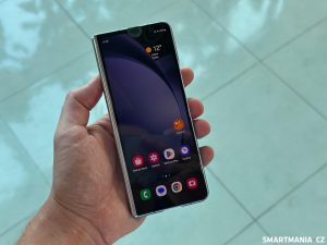 Galaxy Z Fold 5 se zaslepeným předním fotoaparátem