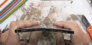 Pokus o zlomení ohebného smartphonu Samsung Galaxy Z Fold 5